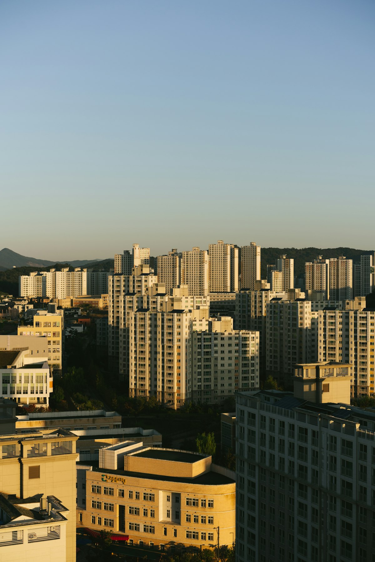 아파트 누수 책임소재 기준, 윗집 배상책임 이렇게 나뉩니다 6 여러 세대가 함께 거주하는 공동주택 아파트 단지 전경