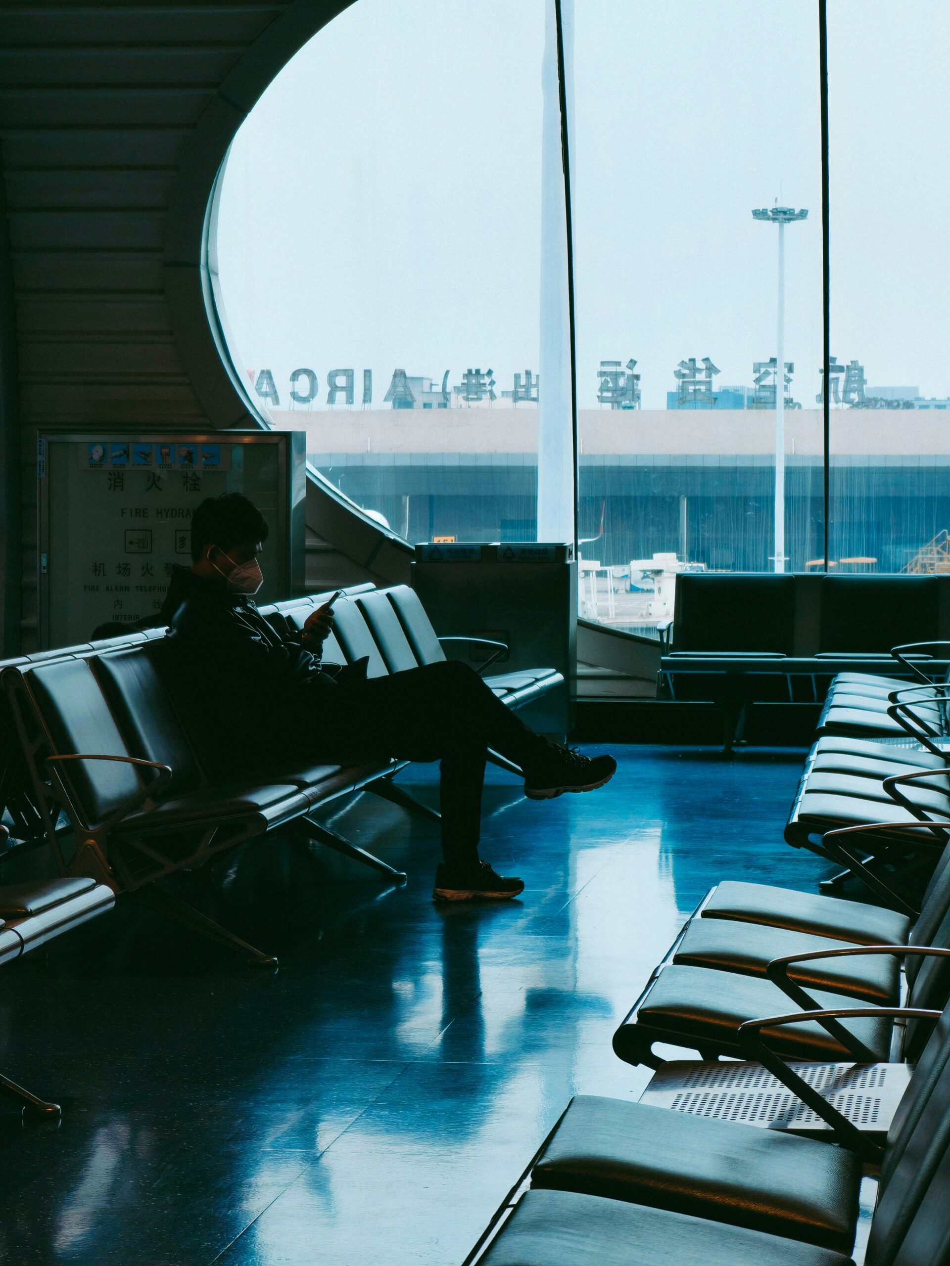 해외 로밍 요금 폭탄, 이심 전환 안 하면 하루 만에 이렇게 나옵니다 6 해외 공항 대기 구역에서 스마트폰 화면을 확인하는 여행객