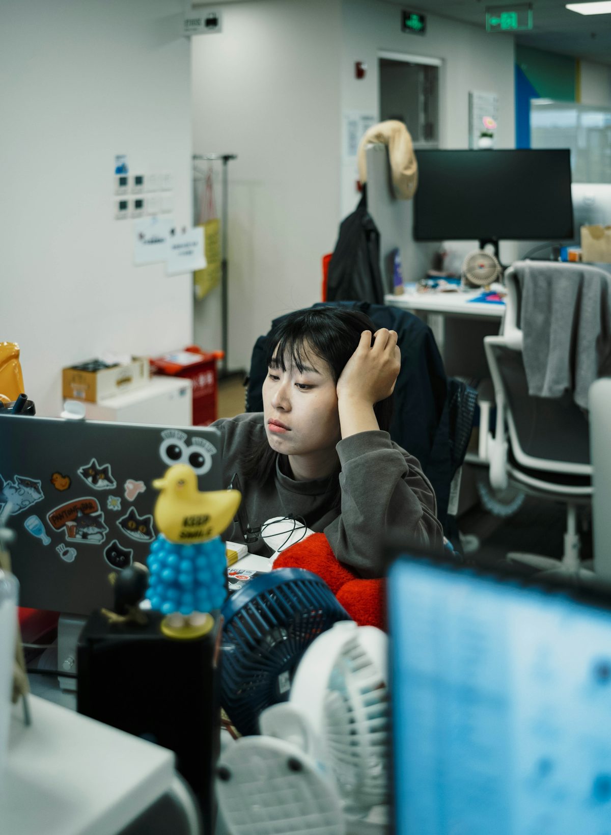 눈꺼풀 떨림 원인, 마그네슘 부족 아니라면 이 신호부터 확인하세요 5 책상에서 피로한 표정으로 눈가를 만지는 여성, 눈꺼풀 떨림과 피로의 관계