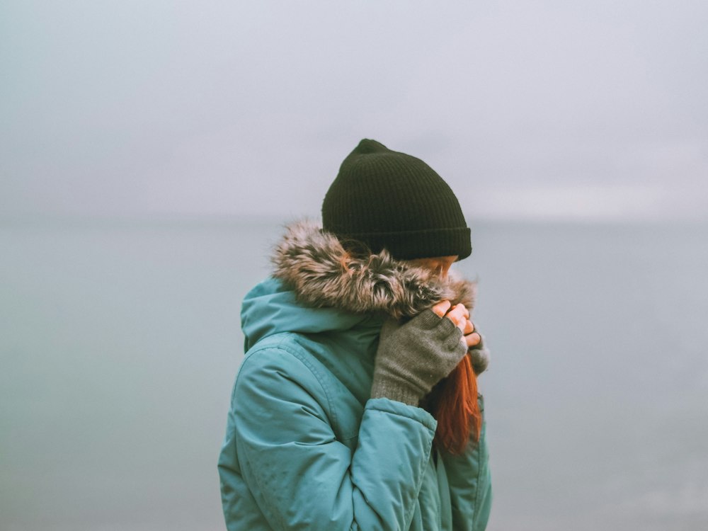 손가락이 하얗게 변하는 레이노증후군, 단순 수족냉증과 다른 이 신호 6 겨울철 추위에 노출되어 장갑을 낀 손으로 얼굴을 감싸는 모습