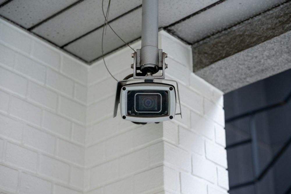 아파트 주차장 접촉사고 과실비율, CCTV 없으면 이렇게 입증합니다 7 벽면에 설치된 CCTV 보안 카메라