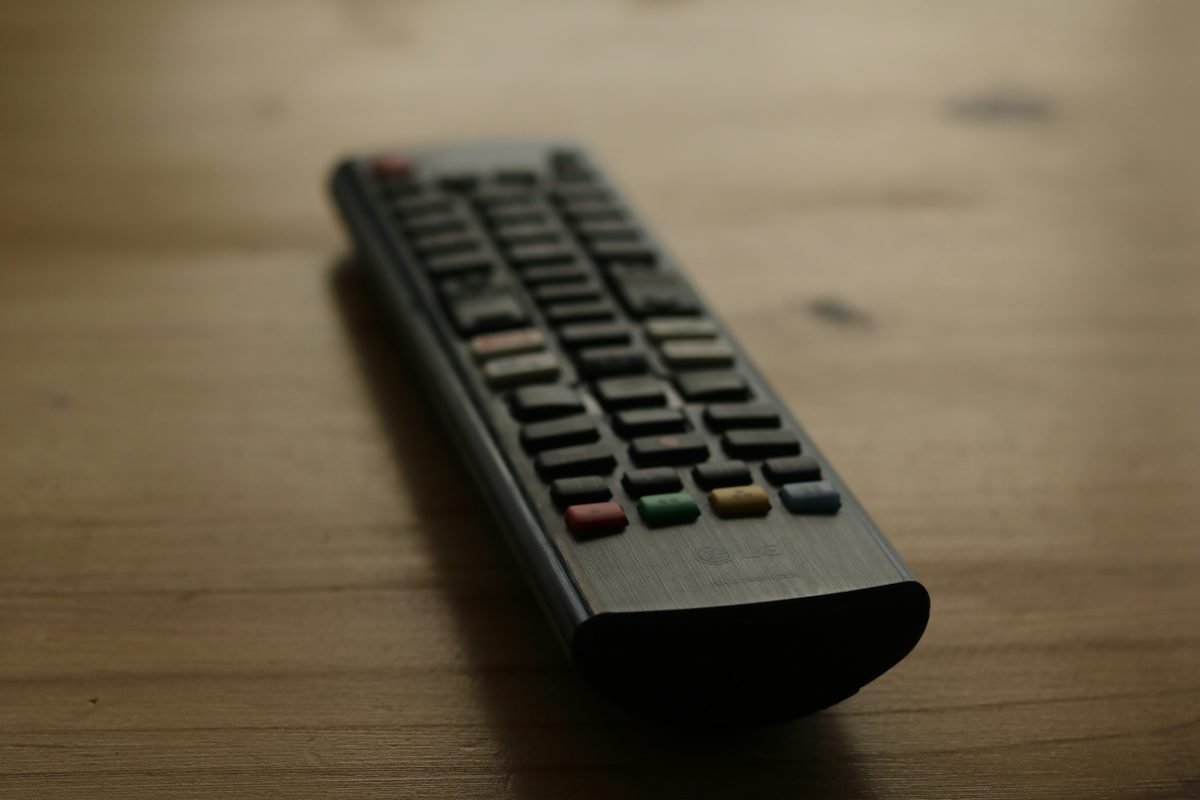 스마트TV 광고 끄는법, 삼성·LG 홈화면 설정으로 데이터까지 줄이기 6 나무 테이블 위에 놓인 삼성 스마트TV 리모컨